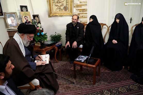 رهبر انقلاب در منزل یکی از شهدای اغتشاشات اخیر تهران +عکس