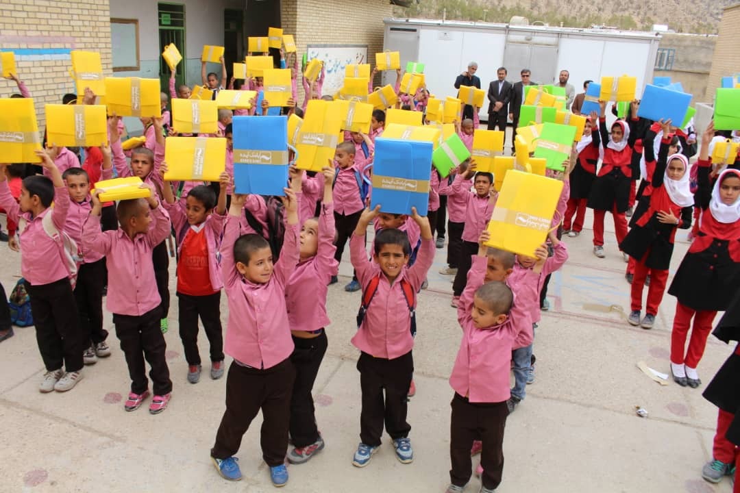 اهدای بسته های کمک آموزشی به ۲ هزار دانش آموز مناطق روستایی لنده