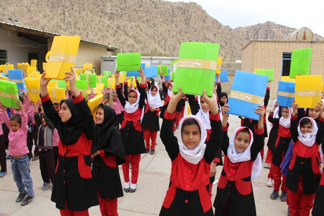 اهدای بسته های کمک آموزشی به ۲ هزار دانش آموز مناطق روستایی لنده