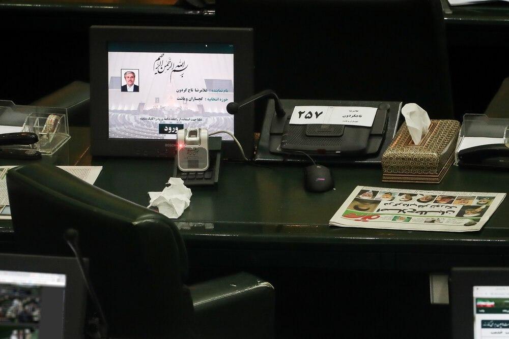 تصویر میز و صندلی خالی تاجگردون در مجلس