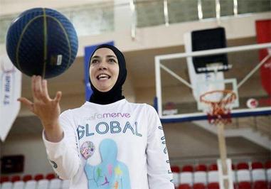 بستكبال با حجاب تصویب نشد!  فدراسيون جهانی بسکتبال با حضور بانوان مسلمان در مسابقات با پوشش اسلامی موافقت نکرد

