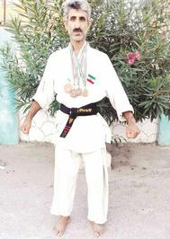 رفتگر ۴۵ ساله‌ای که قهرمان کاراته ایران شد، شب‌ها کار می کنم. صبح به کلاس زبان انگلیسی می‌روم و سپس راهی باشگاه می‌شوم
