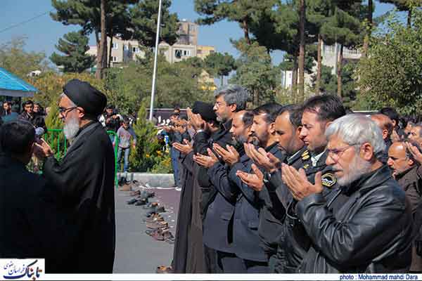 اقامه نماز جماعت ظهر عاشورا در خیابانهای حریم حرم زضوی اقامه نماز جماعت ظهر عاشورا در خیابانهای حریم حرم زضوی