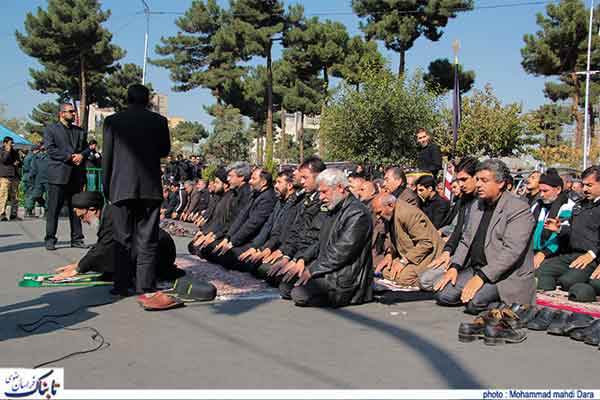 اقامه نماز جماعت ظهر عاشورا در خیابانهای حریم حرم رضوی اقامه نماز جماعت ظهر عاشورا در خیابانهای حریم حرم رضوی
