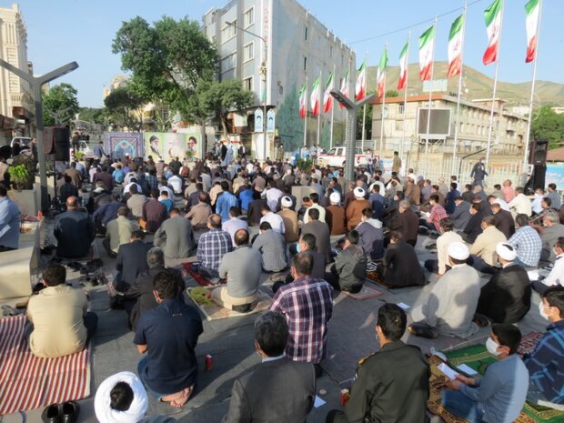 نماز عید فطر در سنندج اقامه شد نماز عید فطر در سنندج اقامه شد