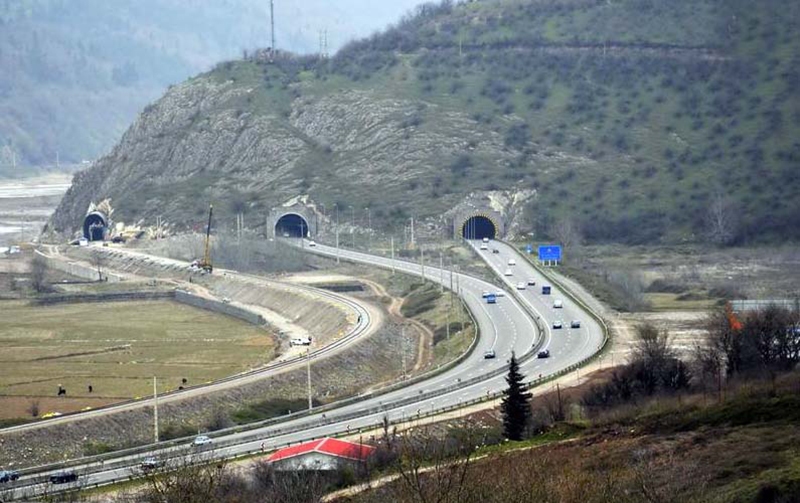 چالش روشنایی و آسفالت در محور رشت–لوشان/چاله‌ها و پل‌های خطرناک در مسیر ورودی گیلان