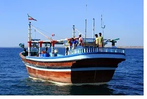 یک لنج در ساحل کارون از خطر غرق شدن نجات یافت