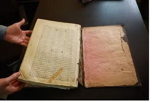 اهدای یک جلد شاهنامه اجدادی به میراث فرهنگی خوزستان