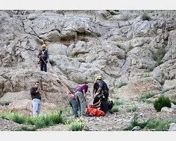 انتقال جسد کوهنوردی 55 ساله از کوه صفه به پایین کوه