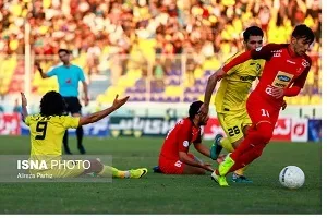 بازی پرسپولیس و شهرداری ماهشهر متوقف شد/ سر کمک‌داور شکست