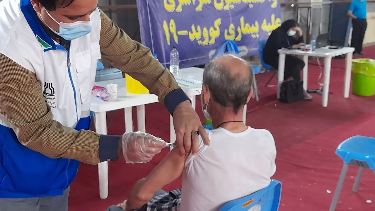 رییس دانشگاه علوم پزشکی اهواز:موجودی واکسن کرونا در خوزستان به پایان رسیده است