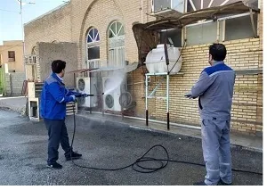 ضدعفونی کردن معابر و سطوح شهری شهرک های محروم بندرماهشهر و بندر امام از سوی پتروشیمی امیرکبیر