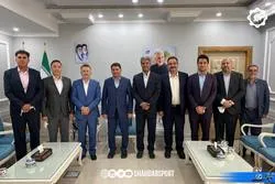 در دیدار استاندار یزد و رئیس فدراسیون والیبال ایران مطرح شد؛
طنین دوباره والیبال در کوچه های یزد/ شهداب، موتور محرکه سوق دادن یزدی ها به والیبال