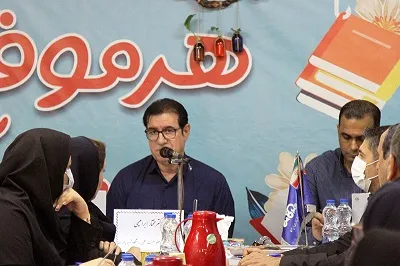 بررسی اهمیت پاسداری از شعر معاصر پارسی در نشست كافه كتاب مناطق نفت‌خیز